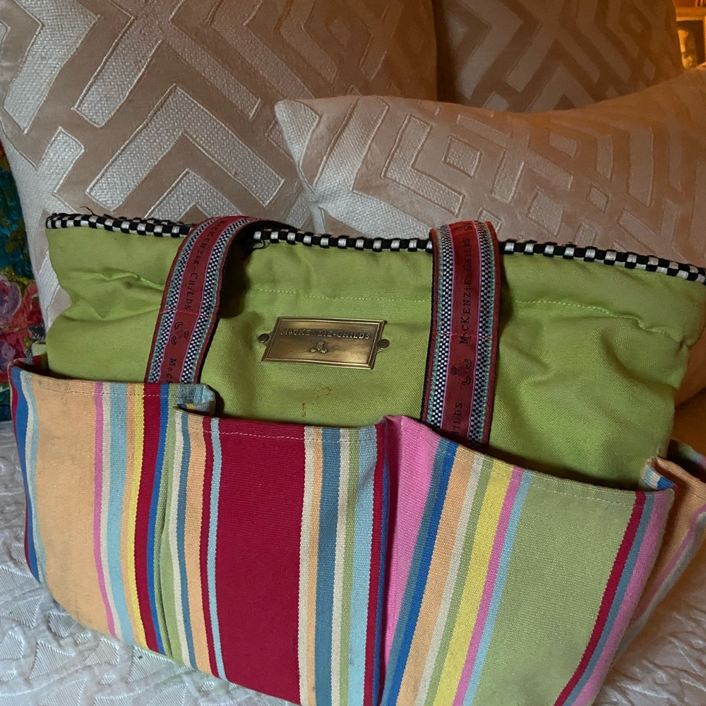 Cozy and cute MacKenzie-Childs tote for the woman on the go 💚🌼📘
